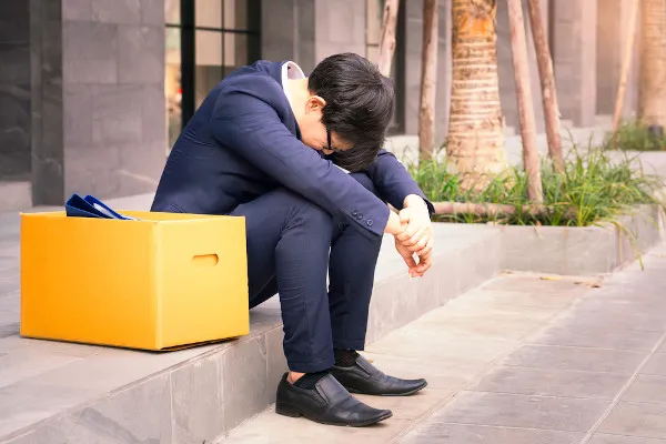 Desemprego entre jovens se espalha pelo mundo e pressiona entrada no mercado